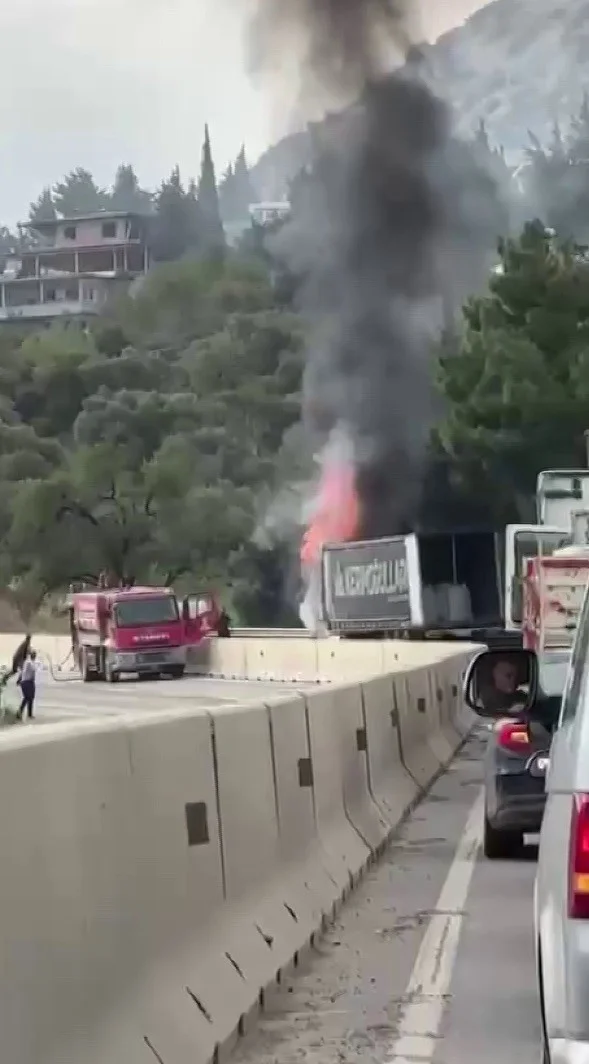 Hatay'da seyir halindeki tır alevlere teslim oldu 1