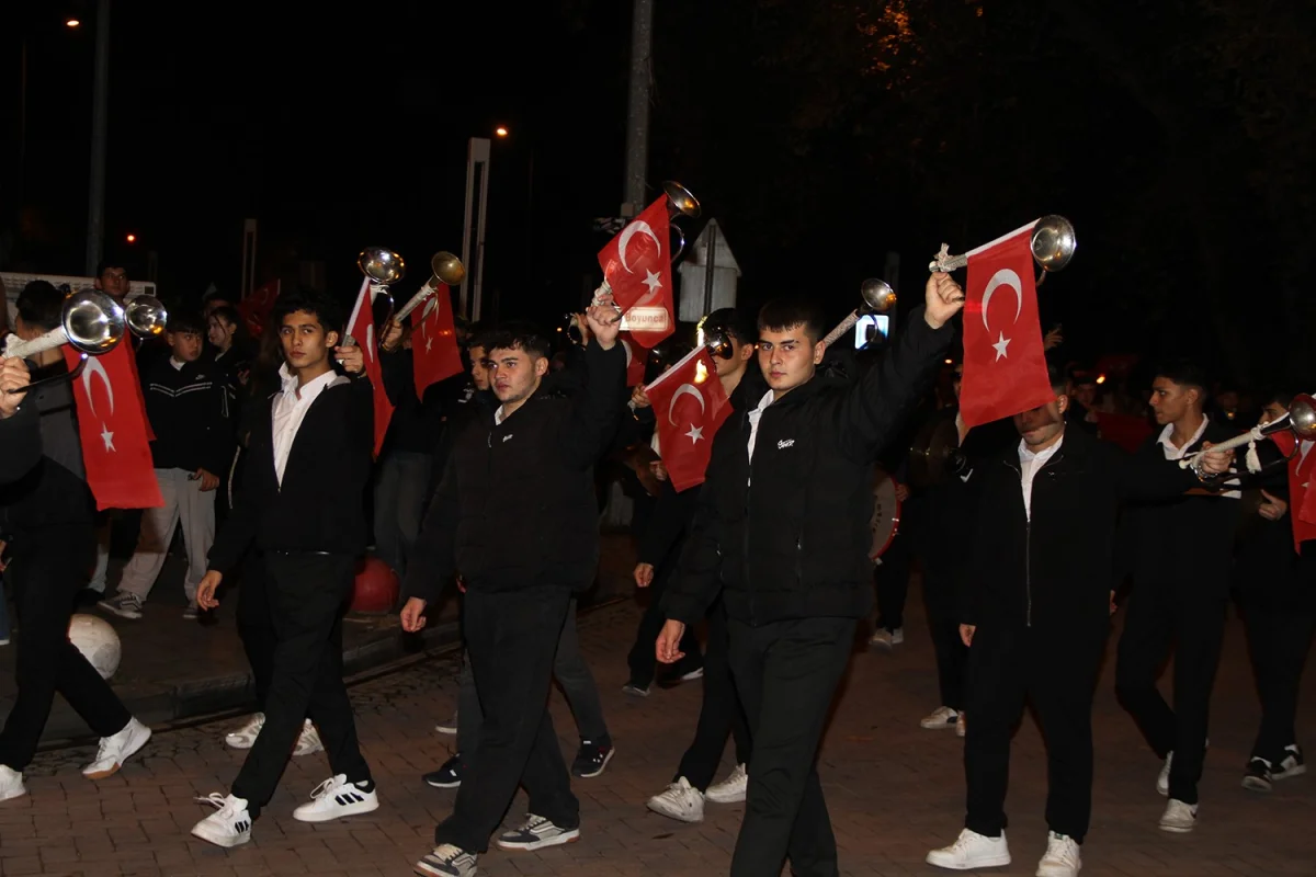 Kula'da ertelenen Cumhuriyet Bayramı coşkusu fener alayıyla yaşandı 4