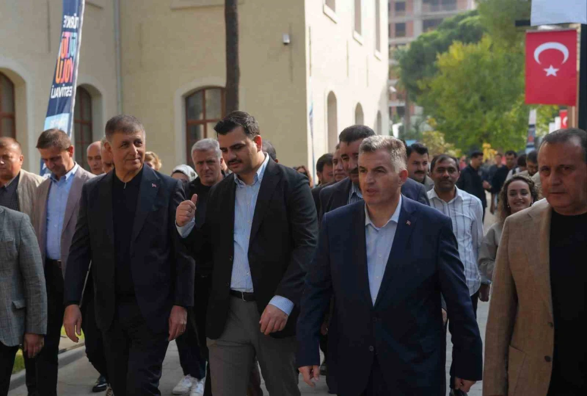 AK Parti Genel Sekreteri Eyyüp Kadir İnan ve Cemil Tugay İzmir Kültür Yolu Festivali sergilerini inceledi 3