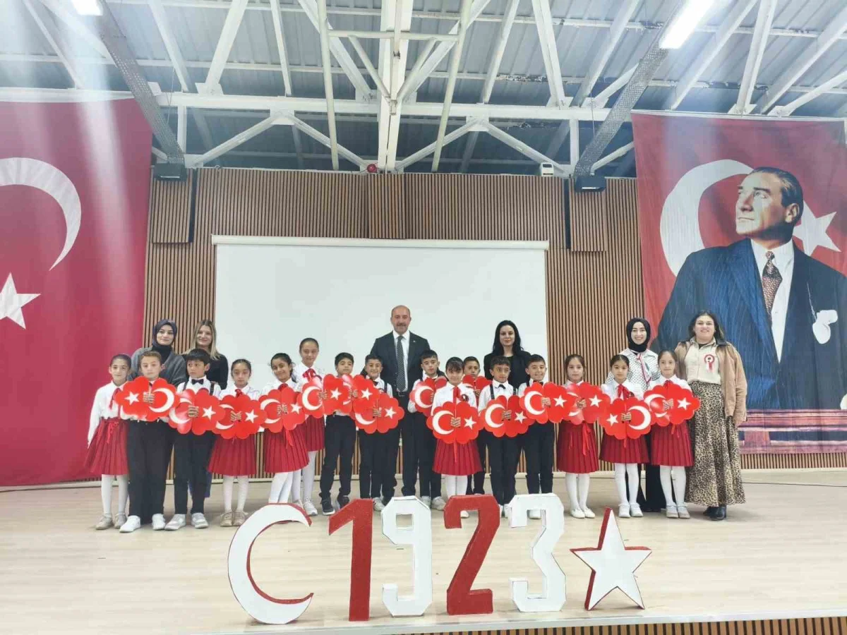 Eleşkirt'te 29 Ekim Cumhuriyet Bayramı kutlamalarına minik öğrencilerin gösterileri renk kattı 3