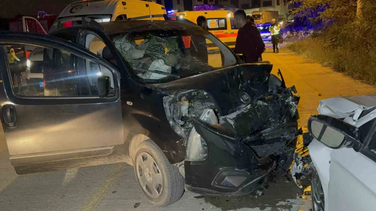 Samsun'da otomobil ile hafif ticari araç çarpıştı: 5 yaralı 3