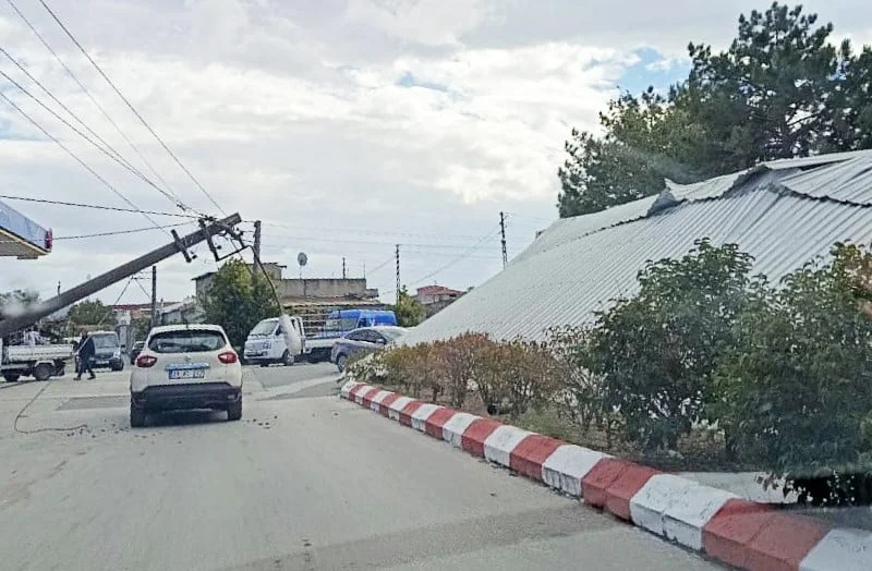 ŞİDDETLİ RÜZGAR ÇATIYI UÇURDU. HAVALANDIĞI SIRADA SAVRULAN ÇATI PARÇALARI, BÖLGEDE BULUNAN...
