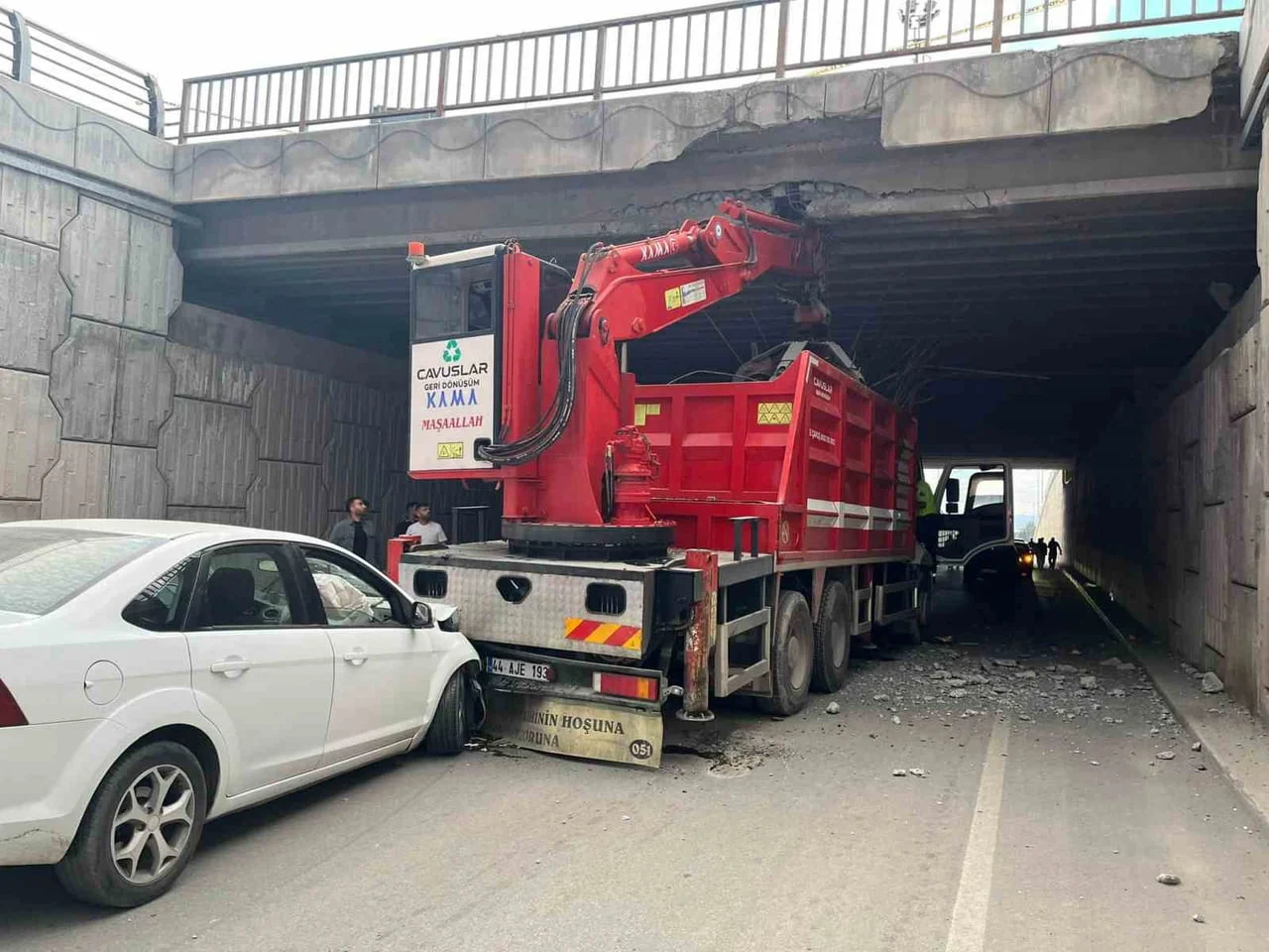 VİNÇ KÖPRÜYE OTOMOBİL VİNÇE ÇARPTI: 4 YARALI