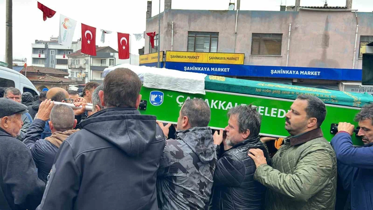 Çanakkale'de otomobilin ikiye ayrıldığı kazada ölen sürücü toprağa verildi 1