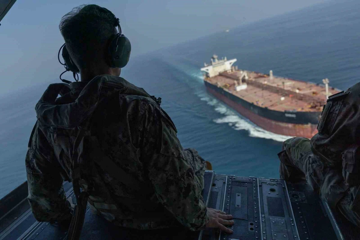 CENTCOM Komutanı Cooper Hürmüz Boğazı'nda askeri helikopterle denetim uçuşu yaptı 4