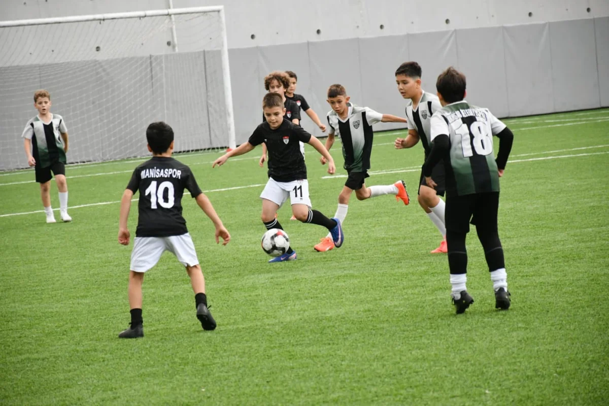 Yunusemre'de 29 Ekim coşkusu miniklerin futbol turnuvasıyla kutlandı 2