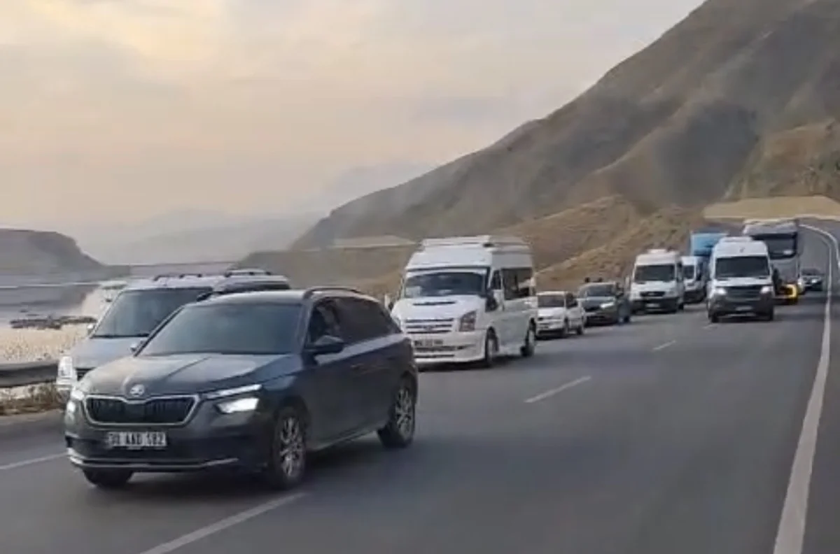 Van-Hakkari kara yolunda tır devrildi: 1 yaralı 3