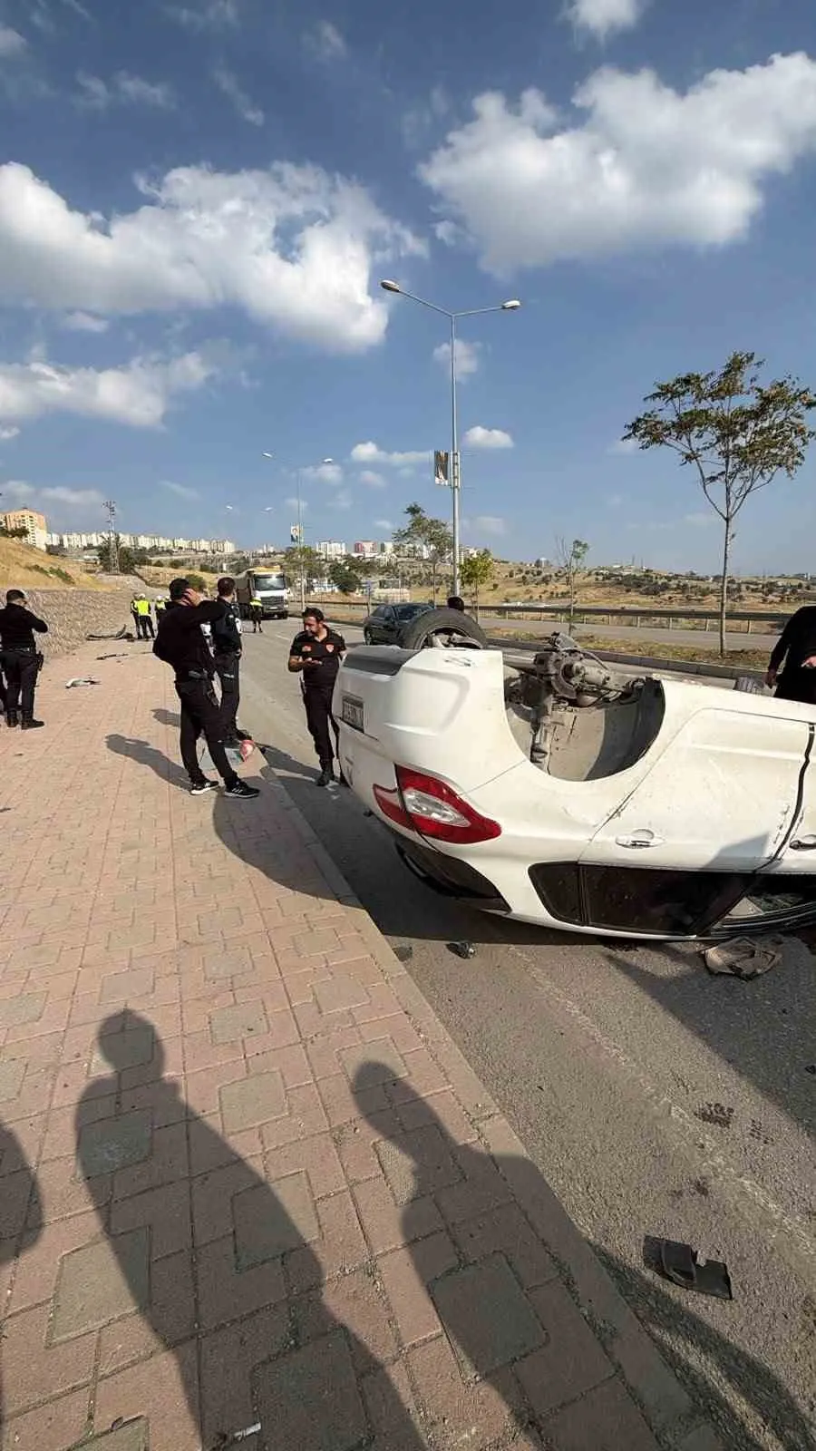 Şırnak'ta virajı alamayarak takla atan otomobildeki 3 kişi yaralandı 2