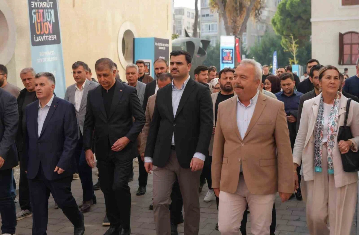 AK Parti Genel Sekreteri Eyyüp Kadir İnan ve Cemil Tugay İzmir Kültür Yolu Festivali sergilerini inceledi 5