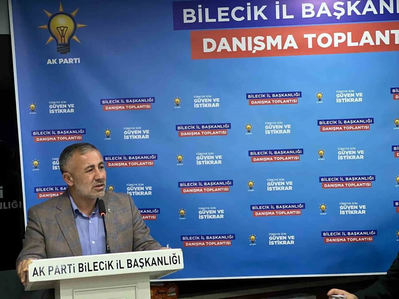 AK PARTİ BİLECİK’TE DANIŞMA MECLİSİ TOPLANTISI GERÇEKLEŞTİRİLDİ AK PARTİ BİLECİK İL BAŞKANI SERKAN...
