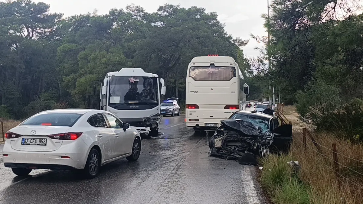 Antalya'da servis midibüsü ile otomobil çarpıştı: Sürücü araçta sıkıştı 2