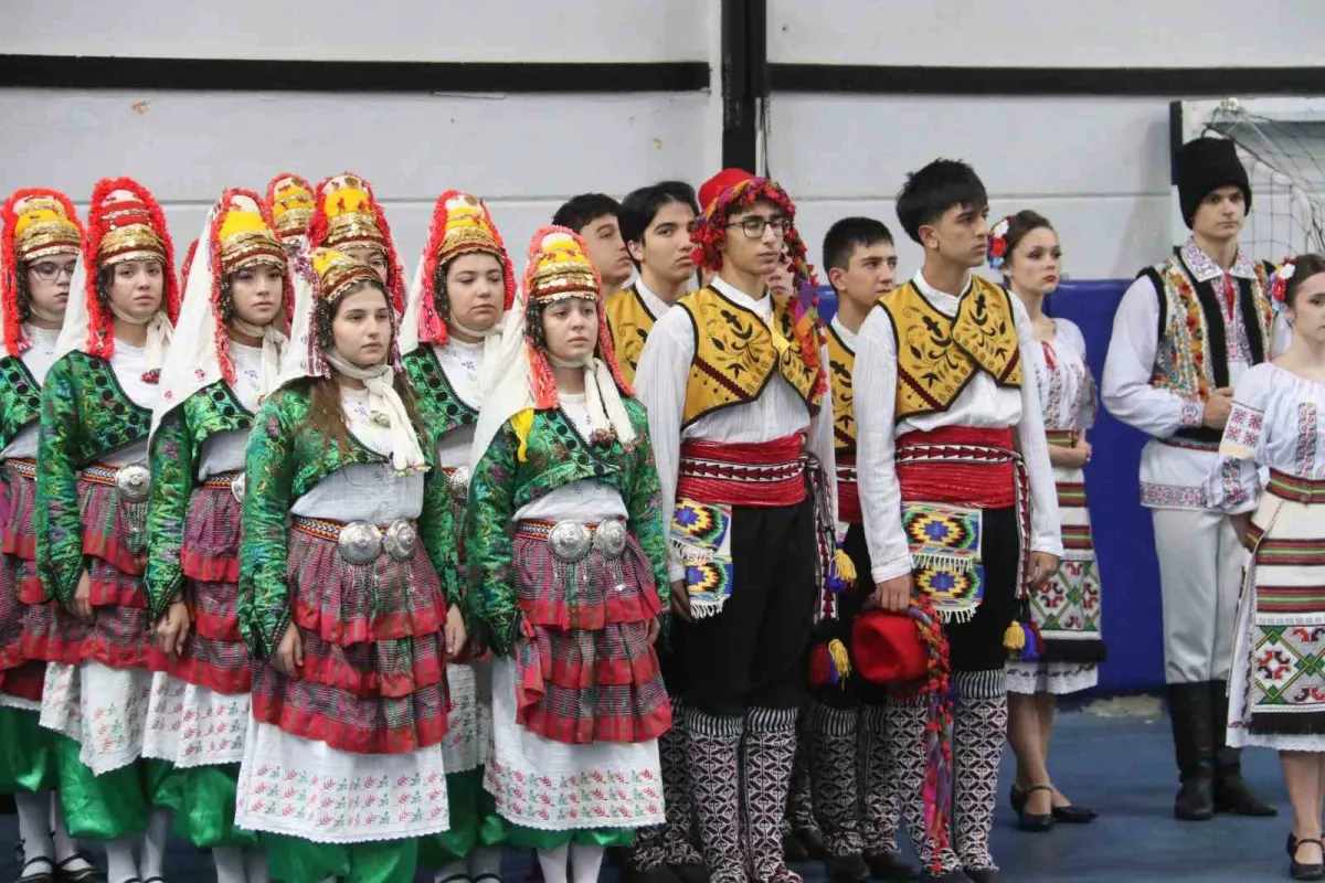 Fethiye'de yağışa rağmen 29 Ekim Cumhuriyet Bayramı coşkusu kapalı spor salonuna taştı 3