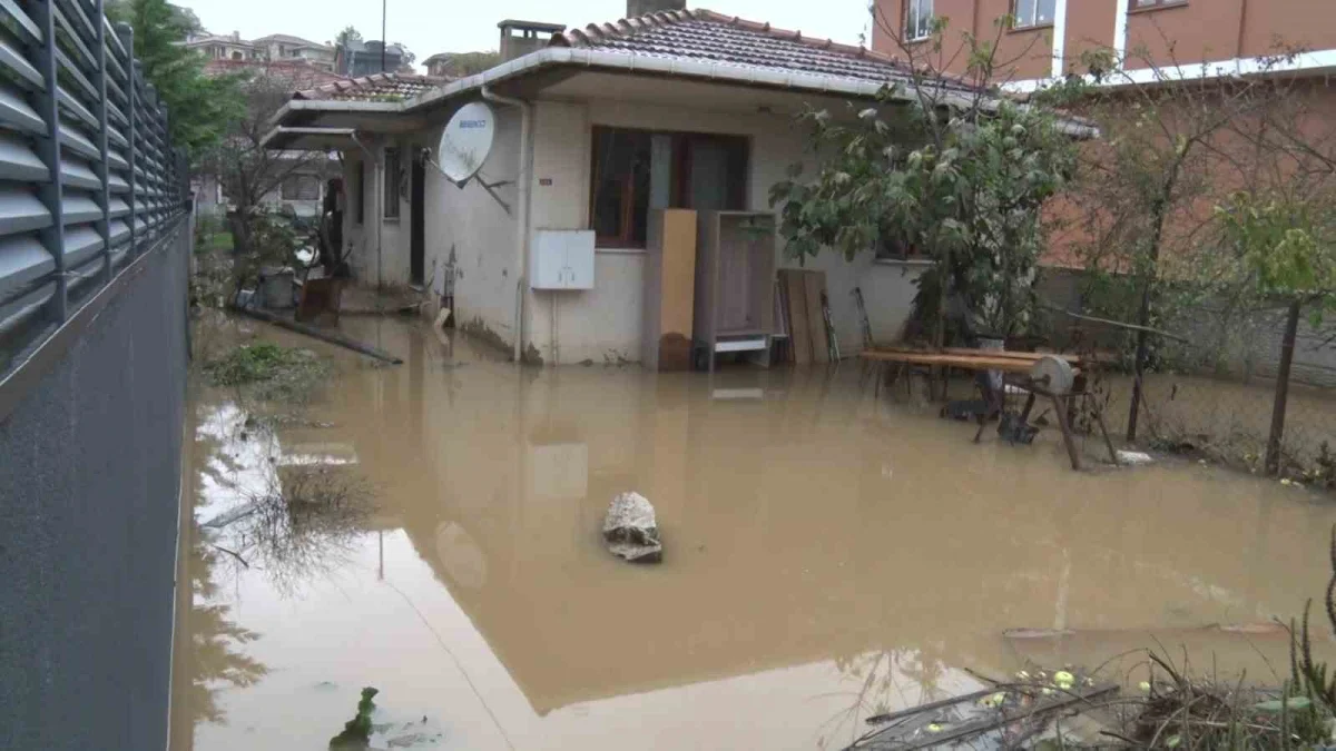Şile'de su basan evde biri yatalak 3 kardeş mahsur kaldı 2