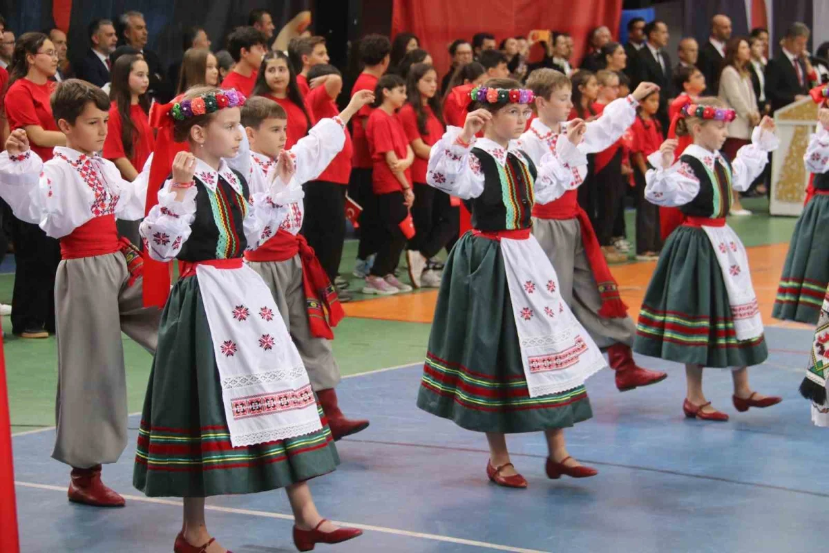 Fethiye'de yağışa rağmen 29 Ekim Cumhuriyet Bayramı coşkusu kapalı spor salonuna taştı 2