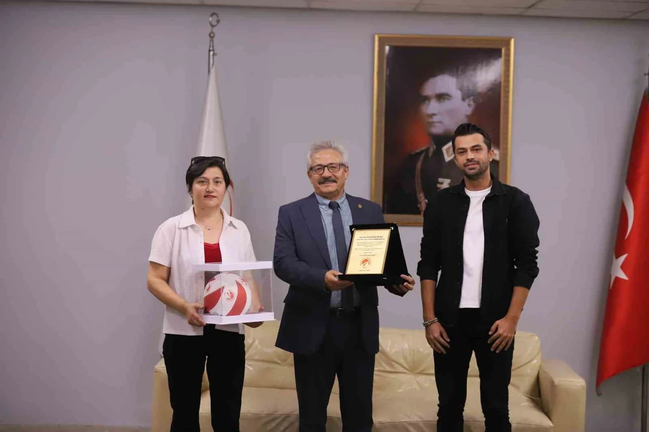 KARŞILAŞMA ÖNCESİNDE İZMİR BÜYÜKŞEHİR BELEDİYESİ MECLİS ÜYESİ HİDAYET PETİN’E (ORTADA) PLAKET...