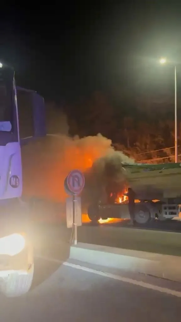 İSTANBUL'UN ARNAVUTKÖY İLÇESİNDE SEYİR HALİNDEYKEN YANGIN ÇIKAN HAFRİYAT KAMYONU KISA SÜREDE ALEV...
