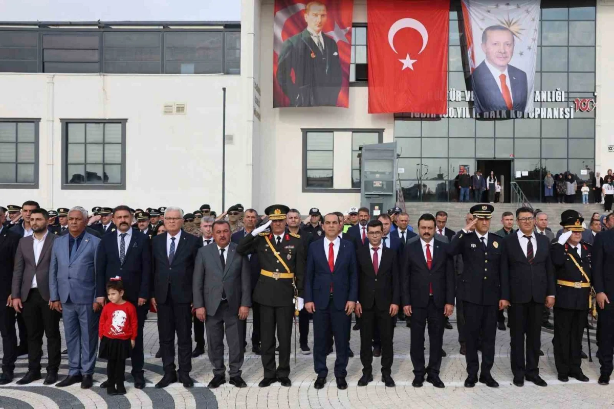 Iğdır'da 29 Ekim Cumhuriyet Bayramı kutlamaları çelenk töreniyle başladı 1