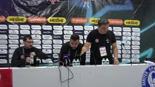Fatih Karagümrük Teknik Sorumlusu Aleksandar Gitsov, ikinci yarının başında kırmızı kart görerek...