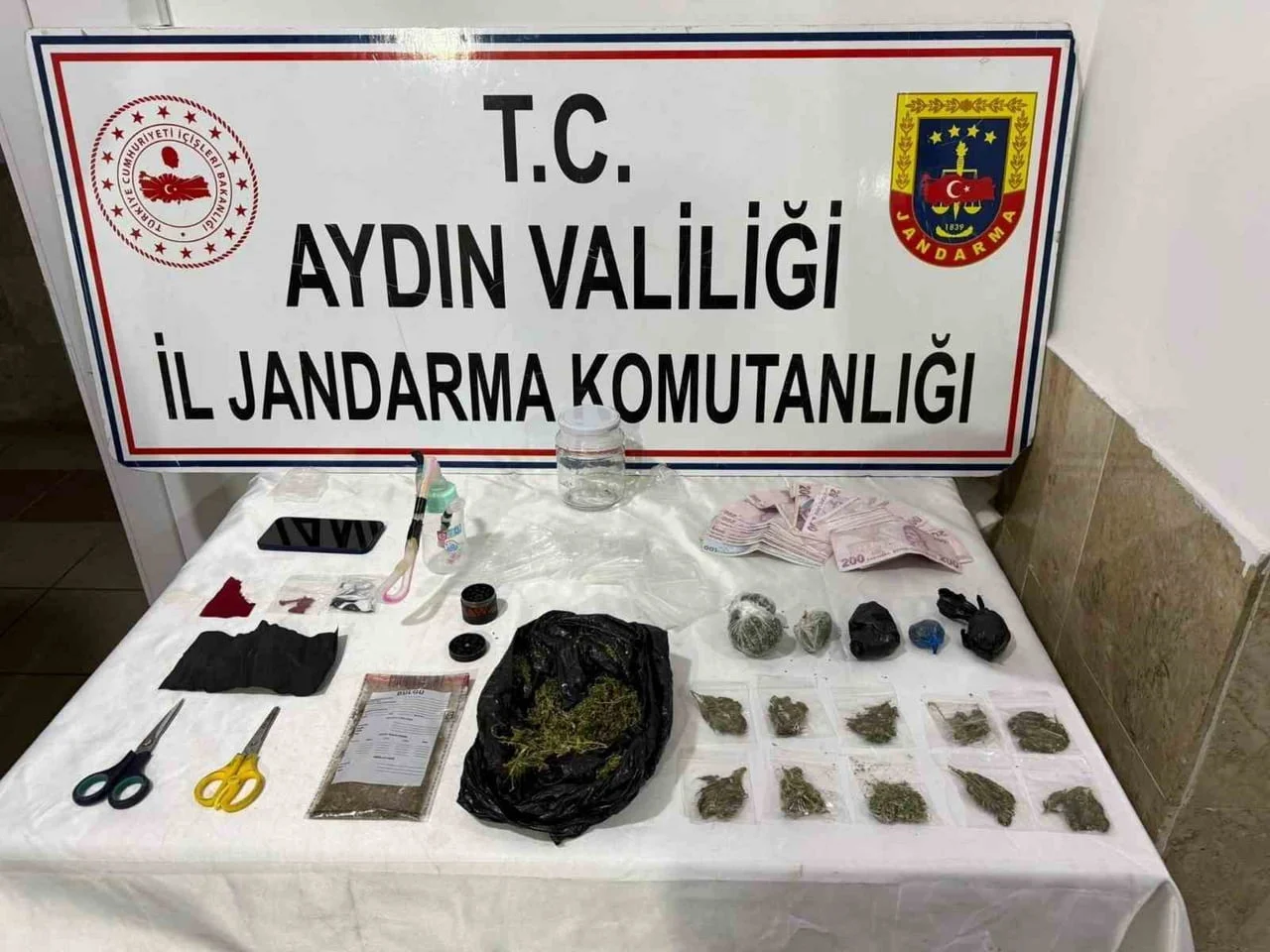 NAZİLLİ’DEKİ EV ARAMASINDA UYUŞTURUCU DEPOSU ORTAYA ÇIKTI