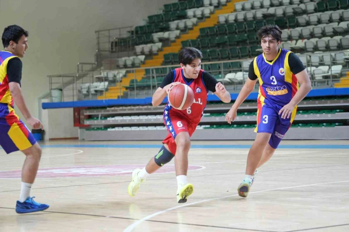 Muğla'da gençler basketbol ilçe birinciliği için parkede 4