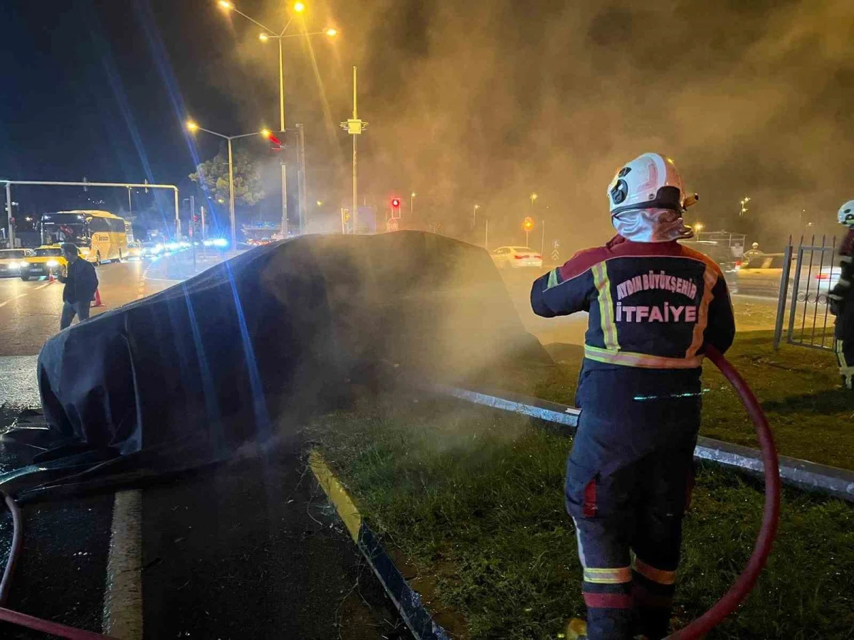 Aydın'da tırla çarpışan elektrikli otomobil alev aldı: Özel battaniyeyle 3 saatte söndürüldü 3