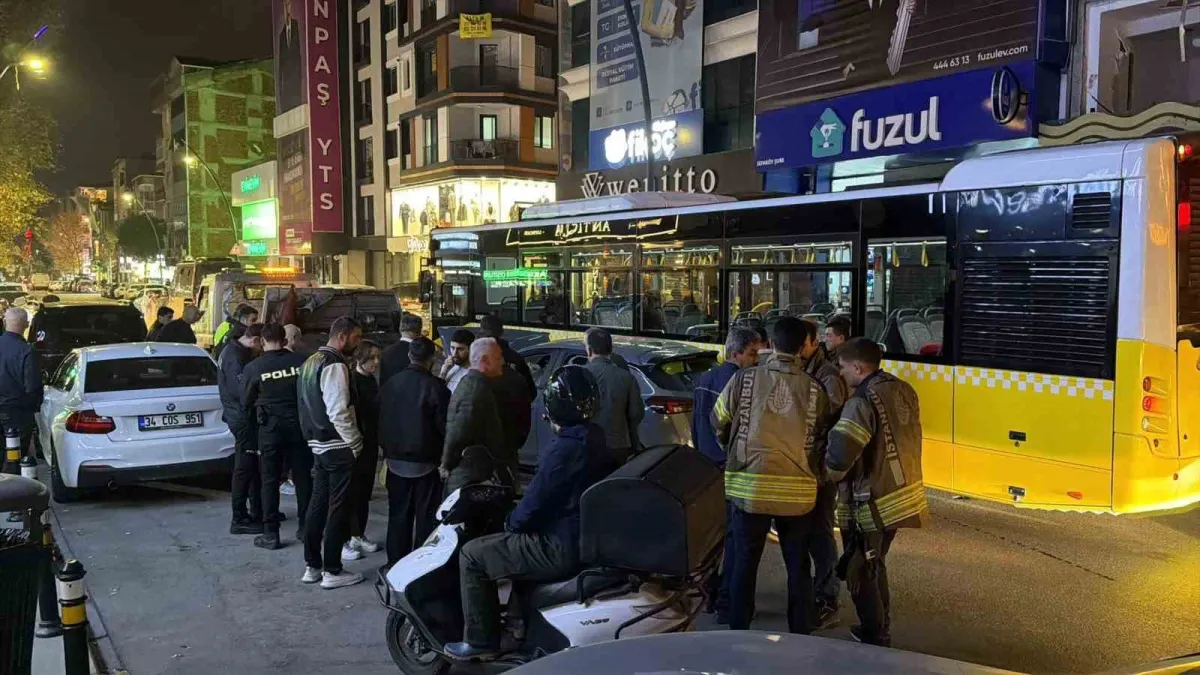 Küçükçekmece'de otomobil minibüse çarptı, iki yolcu hastaneye kaldırıldı 3