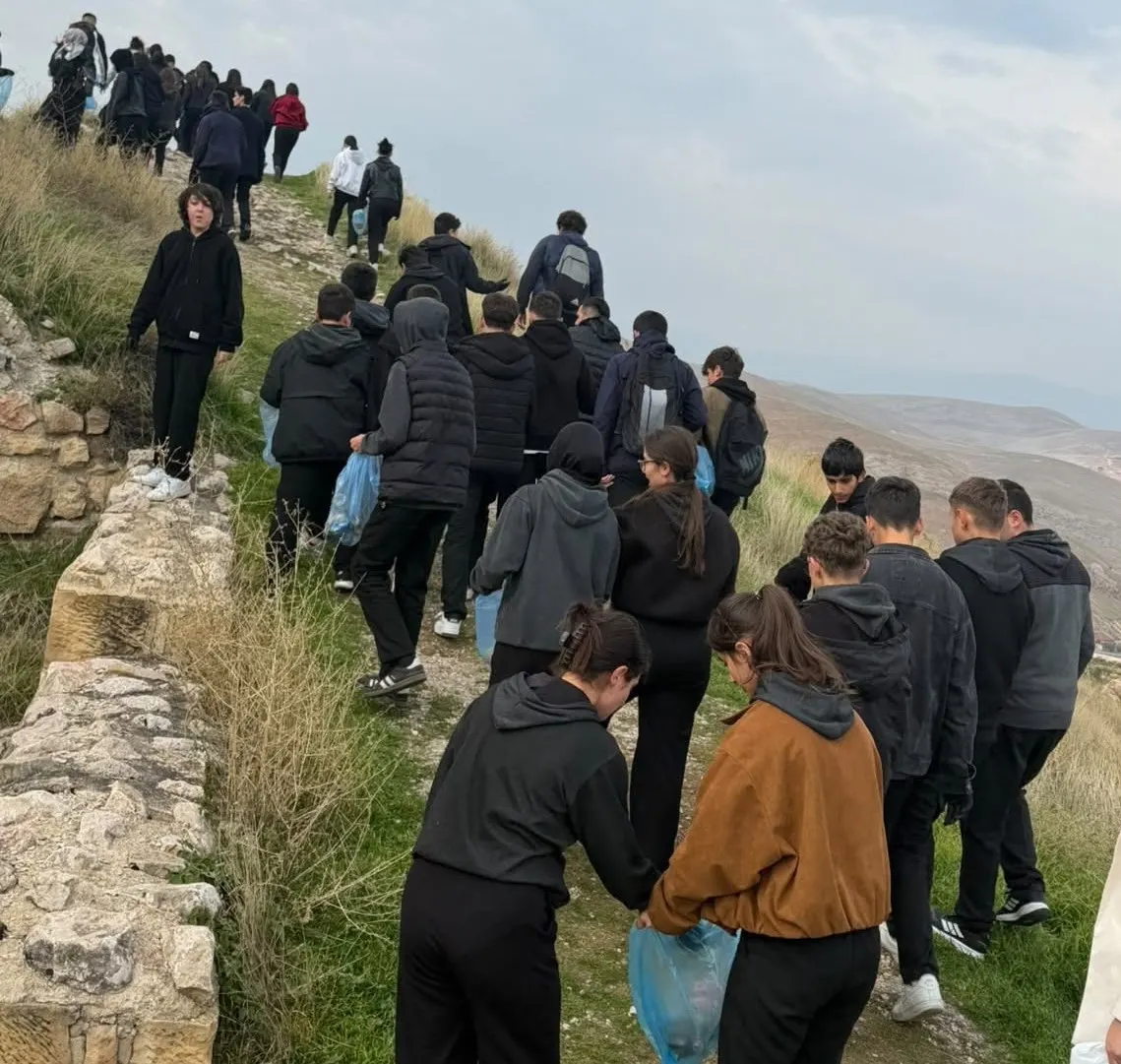 Bayburt Lisesi öğrencileri tarihi kalede çevre temizliği yaptı 3