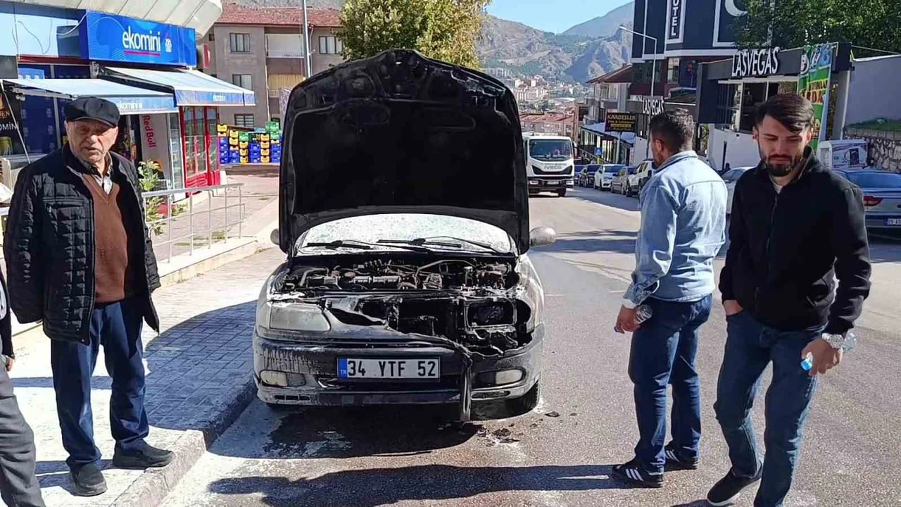KPSS'YE GİREN GENCİN PARK ETTİĞİ OTOMOBİLDEN ALEVLER YÜKSELDİ, YANGINI POLİSLER SÖNDÜRDÜ