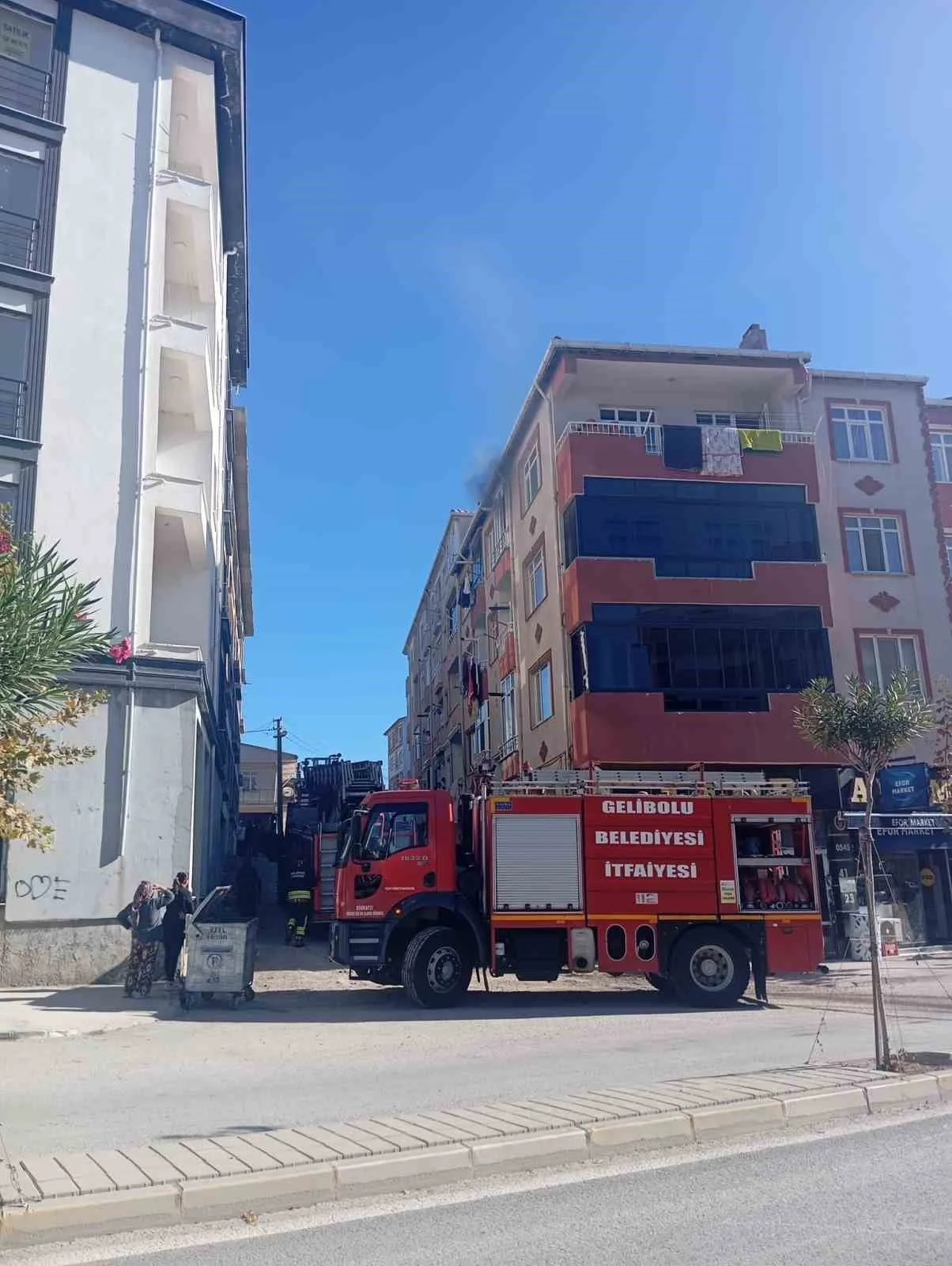 ÇANAKKALE’NİN GELİBOLU İLÇESİNDE BİR APARTMANIN 4’ÜNCÜ KATINDA ÇIKAN YANGIN EKİPLERİN...