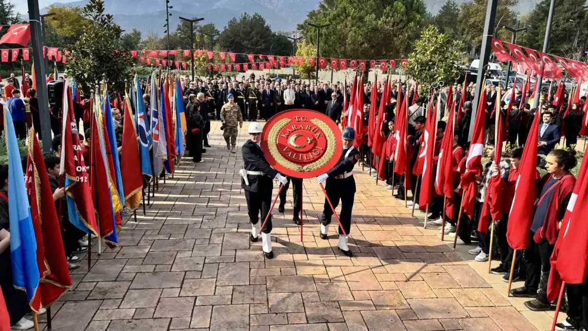 Karabük'te Cumhuriyet Bayramı kutlamaları çelenk sunumuyla başladı 2