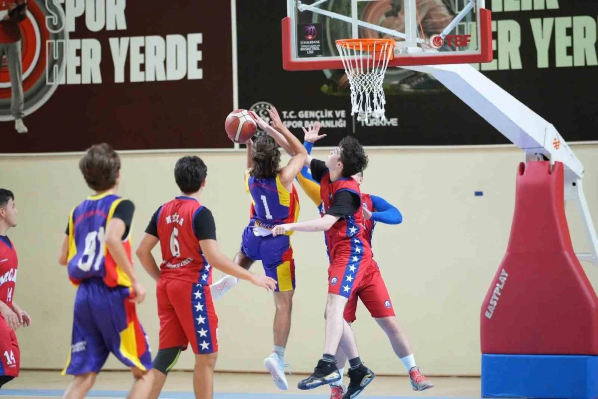 Muğla'da gençler basketbol ilçe birinciliği için parkede 2