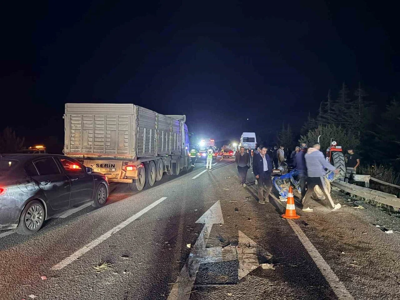 KÜTAHYA'DA TRAKTÖR, MİNİBÜS VE İKİ OTOMOBİLİN KARIŞTIĞI ZİNCİRLEME TRAFİK KAZASINDA 7 KİŞİ...