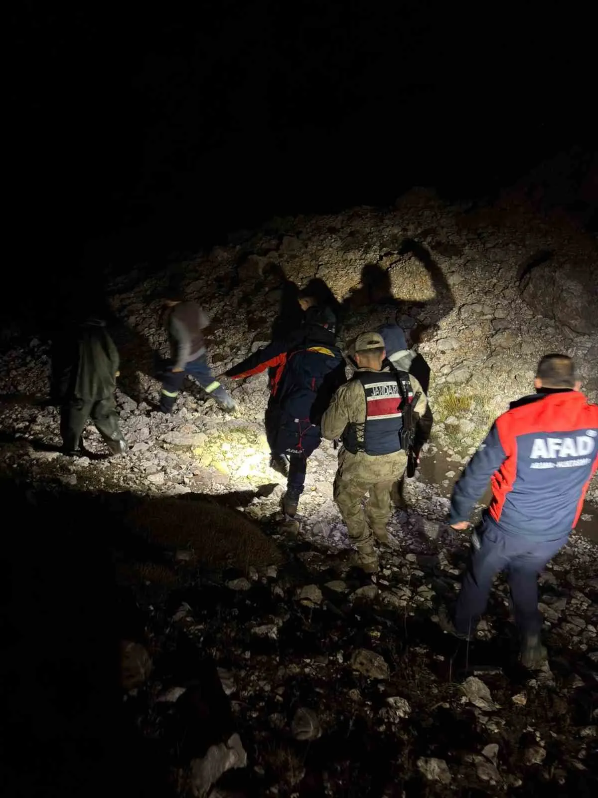 Tunceli'de sisli havada keçilerini ararken kaybolan iki kişi kurtarıldı 2