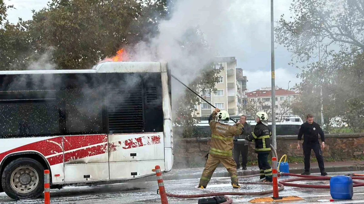 Çanakkale'de seyir halindeki özel halk otobüsü alev alev yandı 4