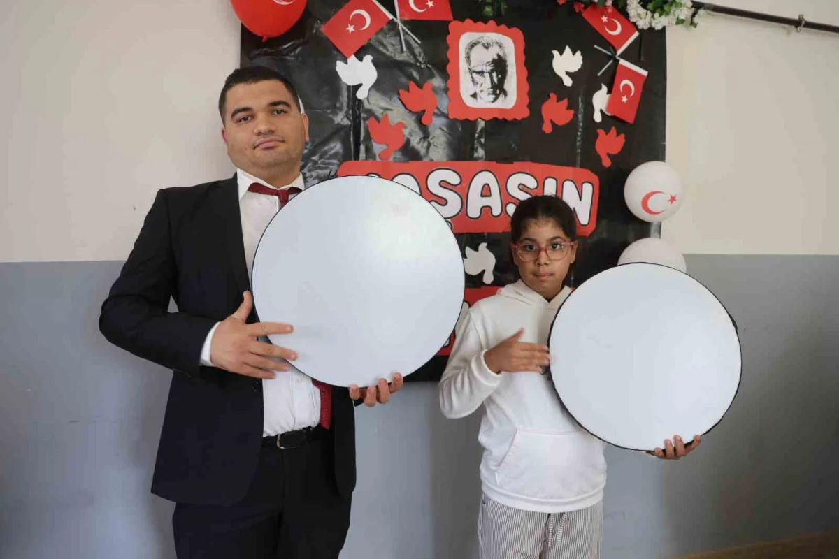Oyuncak gitarla müziğe başlayan otizmli Ertuğrul artık özel bireylere eğitim veriyor 4