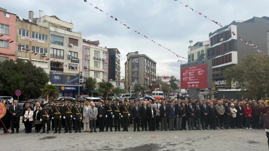 Burhaniye'de Cumhuriyet Bayramı kutlamaları çelenk sunma töreniyle başladı 1