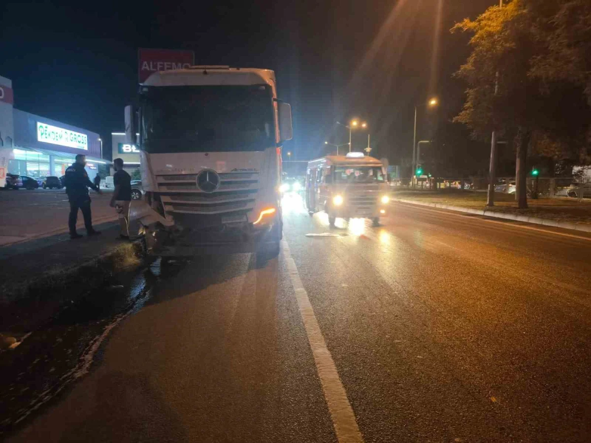 Aydın'da tırla çarpışan elektrikli otomobil alev aldı: Yangına özel battaniyeyle müdahale edildi 2