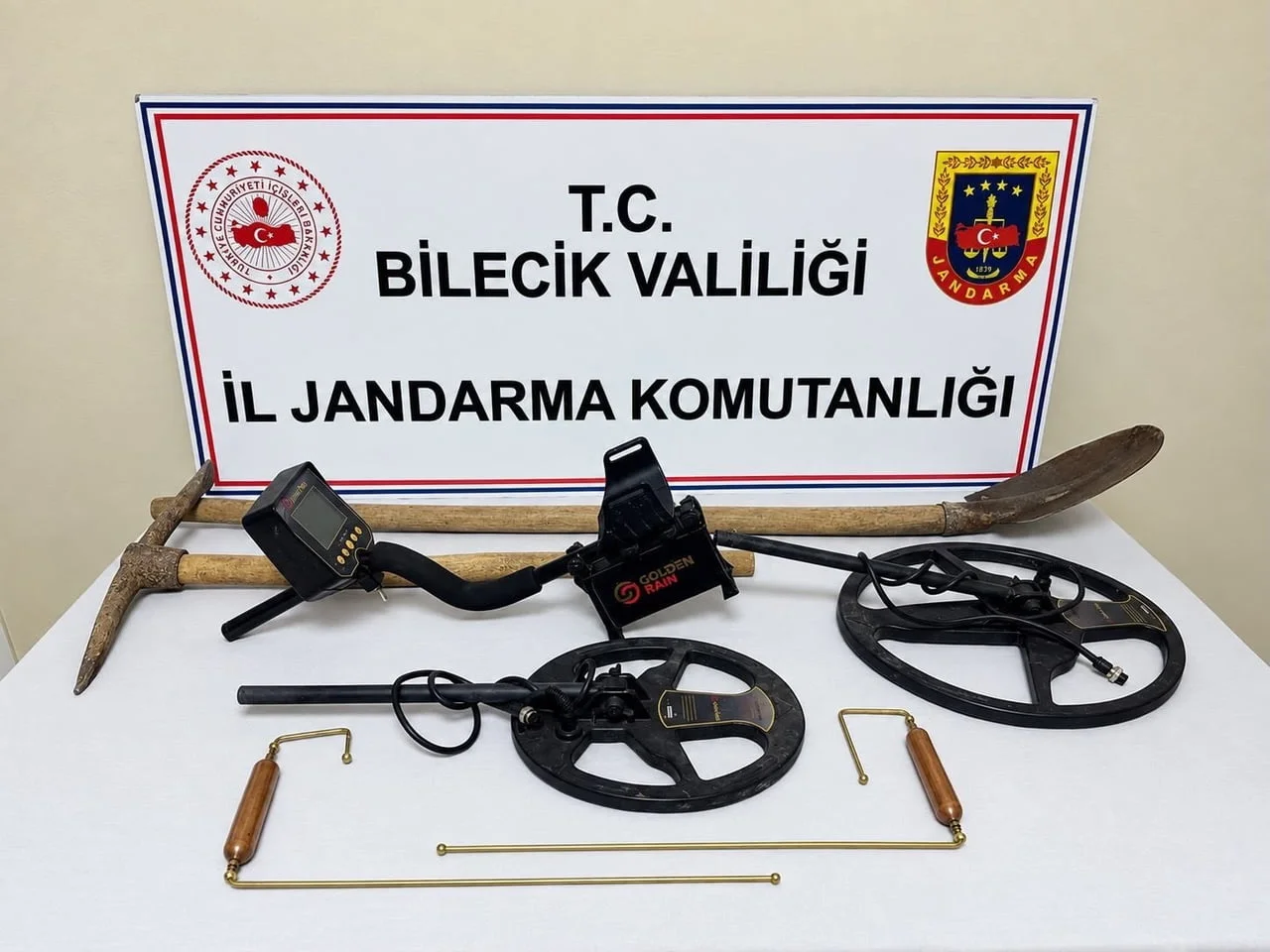 BİLECİK’TE DEFİNE ARAYAN 2 KİŞİ SUÇÜSTÜ YAKALANDI
