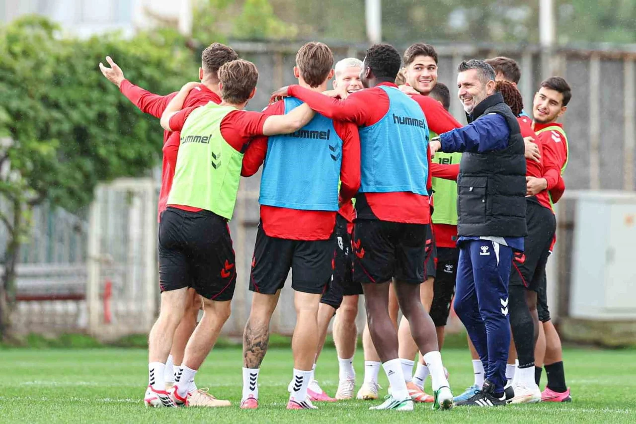 KASIMPAŞA MAÇINA YENİ TEKNİK DİREKTÖR NENAD BJELİCA İLE HAZIRLANAN SAMSUNSPOR’DA FUTBOLCULARIN...