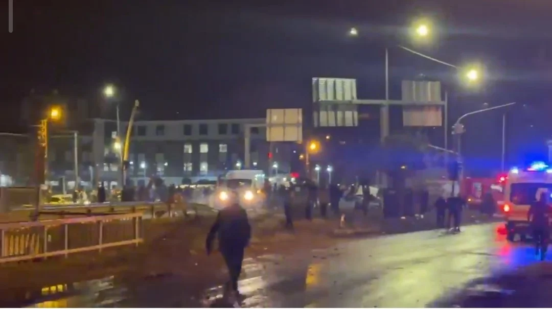 Van'ın Gevaş ilçesinde yakıt tankeri ile otomobil çarpıştı: 1 ölü, 4 yaralı 2