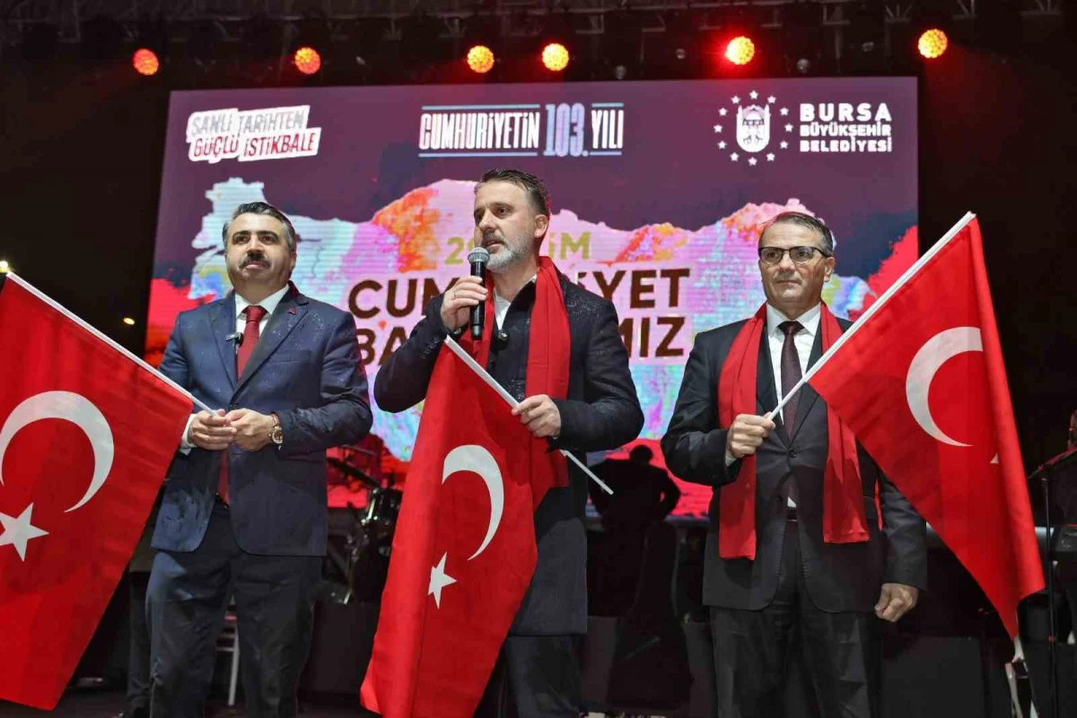 Bursa'da yağmura rağmen Cumhuriyet coşkusu Ferhat Göçer konseriyle yaşandı 5