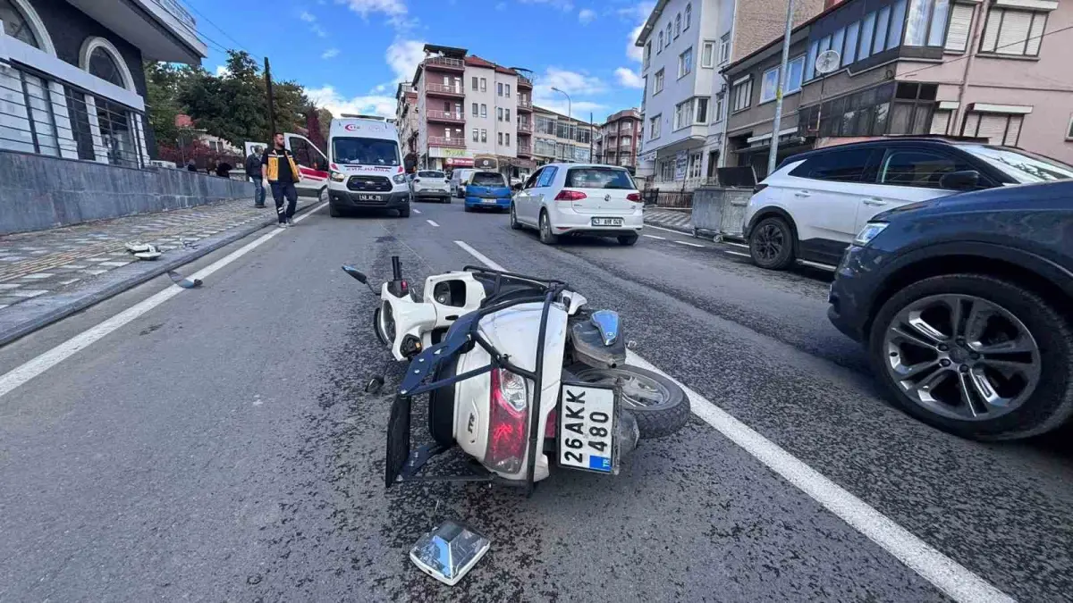 Tavşanlı'da motosiklet servise ve otomobile çarptı: 2 yaralı 2