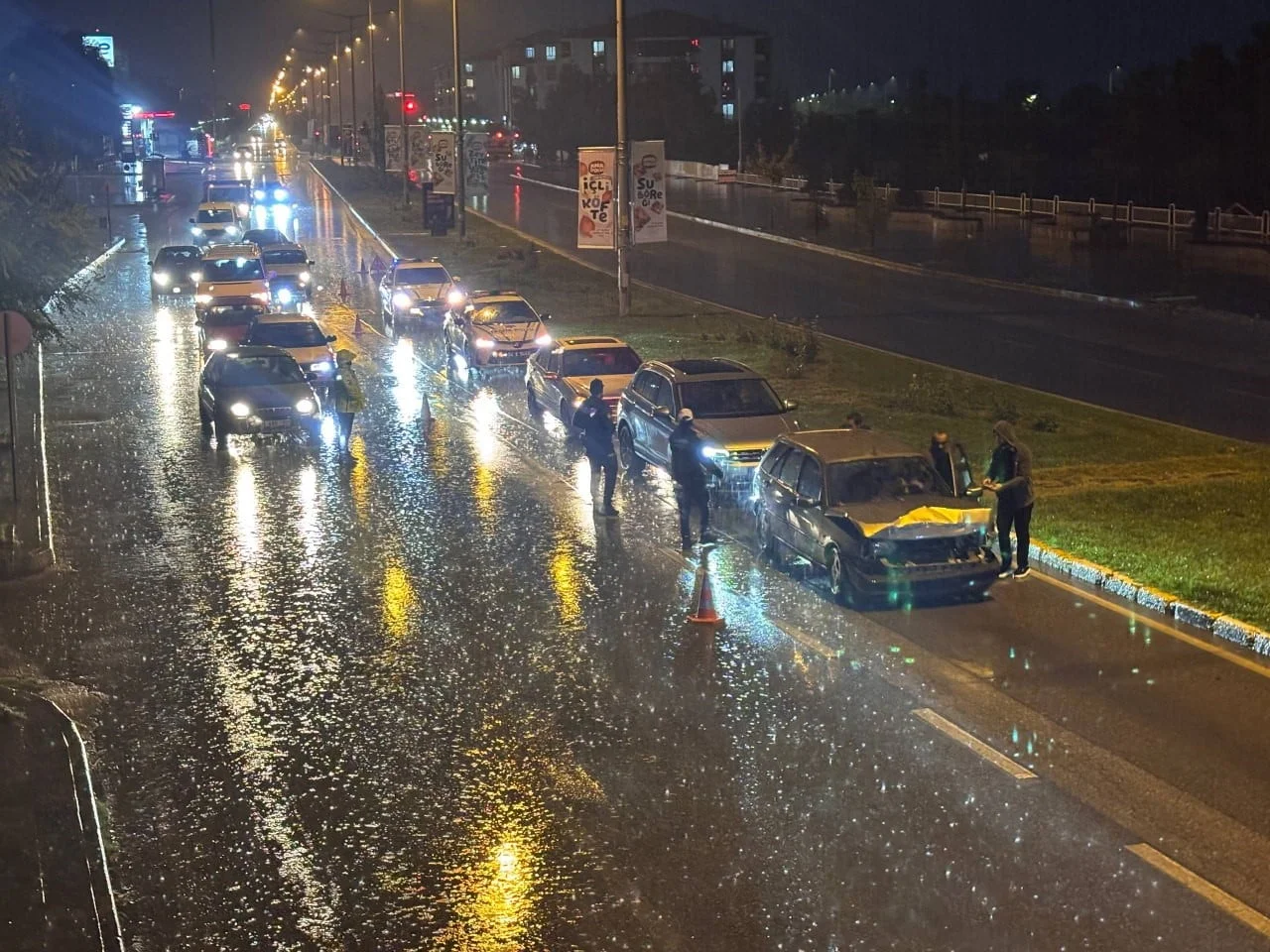 ERZİNCAN’DA SAĞANAK YAĞIŞ KAZAYI BERABERİNDE GETİRDİ: 5 ARAÇ ÇARPIŞTI
