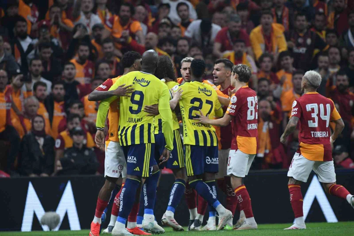 Derbide Victor Osimhen sahneye çıktı: Galatasaray ilk yarıyı Fenerbahçe karşısında 2-0 önde tamamladı 3