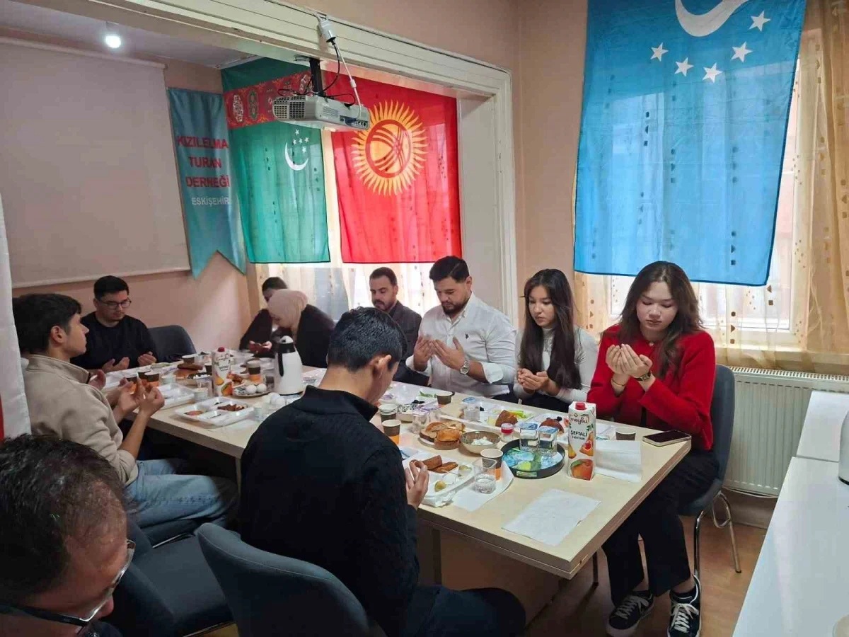 Eskişehir'de eğitim gören Türk Dünyası öğrencileri kahvaltıda bir araya geldi 1