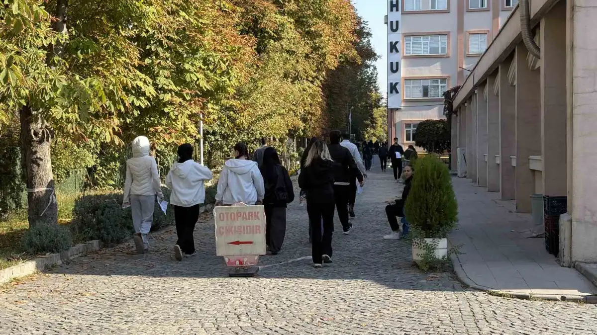 KPSS Ortaöğretim maratonu başladı: Yaklaşık 3 milyon aday ter döküyor 1