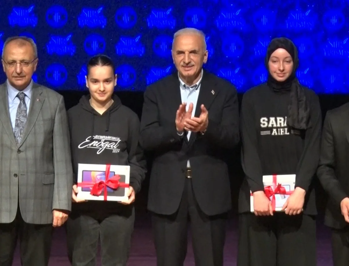 Ümraniye'de liseliler Türk edebiyatının usta şairlerinin mısralarıyla yarıştı 2