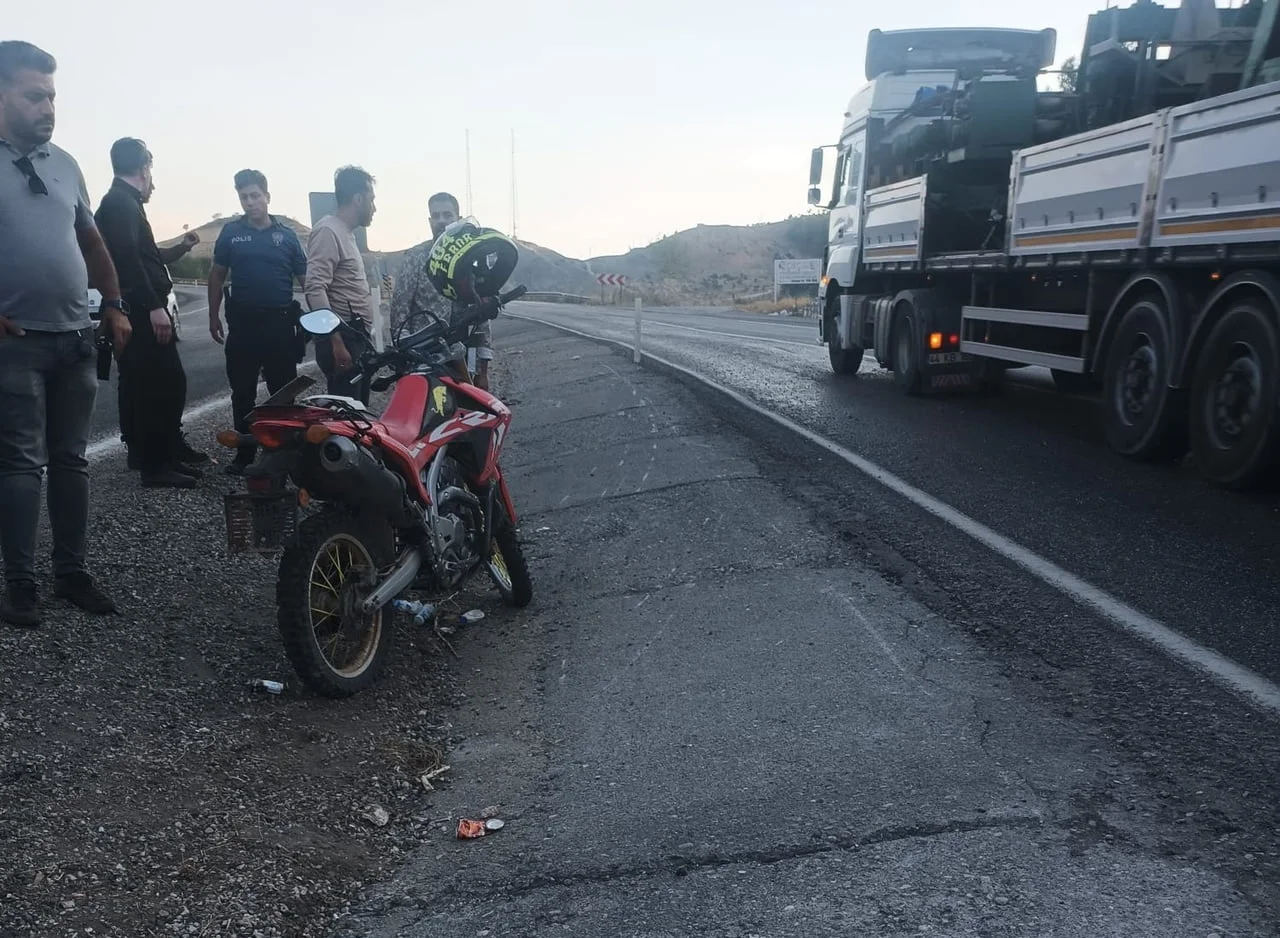 ADIYAMAN'IN GÖLBAŞI İLÇESİNDE MOTOSİKLETİN BARİYERLERE ÇARPMASI SONUCU 1 KİŞİ YARALANDI.