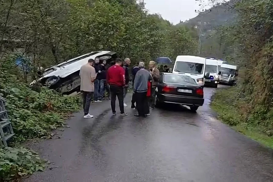 Giresun'un Görele ilçesinde öğrenci servisi devrildi: 5 yaralı 3