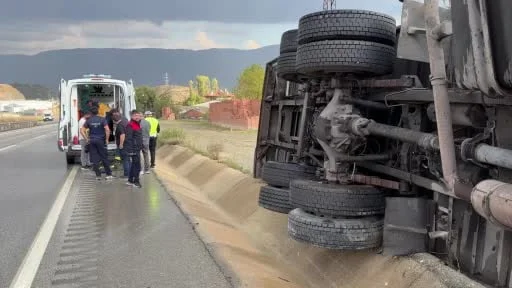 Kastamonu’da kamyon devrildi: 2 yaralı